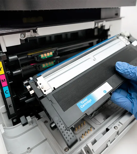 Tonerwechsel bei einem Farblaserdrucker