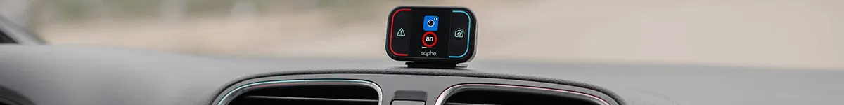 Radarwarner im Cockpit eines Autos