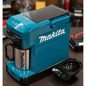 Produktbild für Kaffeemaschine Makita DCM501Z, mit Kaffeebecher