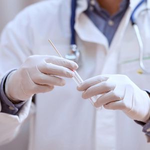 Produktbild für Einmalhandschuhe Franz-Mensch Safe Light, weiß, 90 Stück