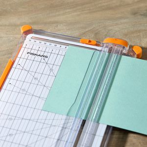 Produktbild für Rollenschneider Fiskars SureCut 1077980, A4