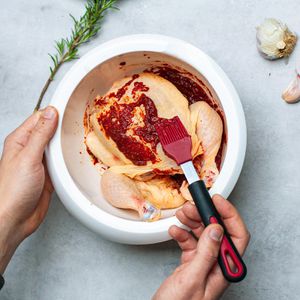 Produktbild für Backpinsel Westmark Gallant, rot / schwarz, hitzebeständig