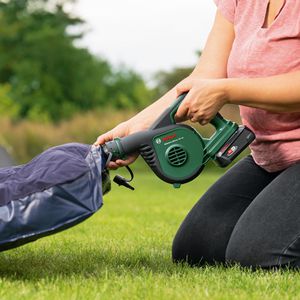 Produktbild für Laubbläser Bosch UniversalLeafBlower 18V-130, Akku