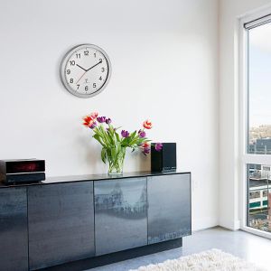 Produktbild für Wanduhr TFA 60.3545.02, Aluminium, analog, Funkuhr