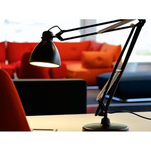 Produktbild für Schreibtischlampe Luxo L-1, schwarz, LED, dimmbar