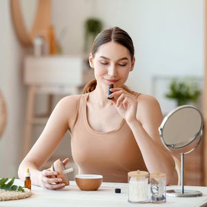 Produktbild für Wattestäbchenbehälter Relaxdays transparent, mit Bambusdeckel