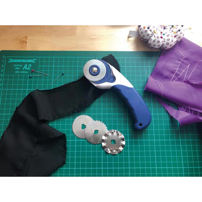 Rollschneider Set 45mm - Mit Schneidematte & Ersatzklingen Für Stoff & Leder