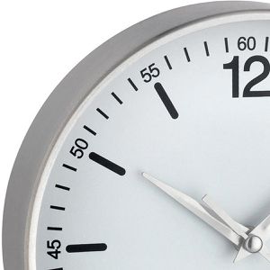Produktbild für Wanduhr TFA 60.3503.02, Aluminium, analog, Funkuhr