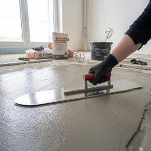 Produktbild für Glättkelle Schwan 400060, Bodenlegerkelle mit Holz-Griff